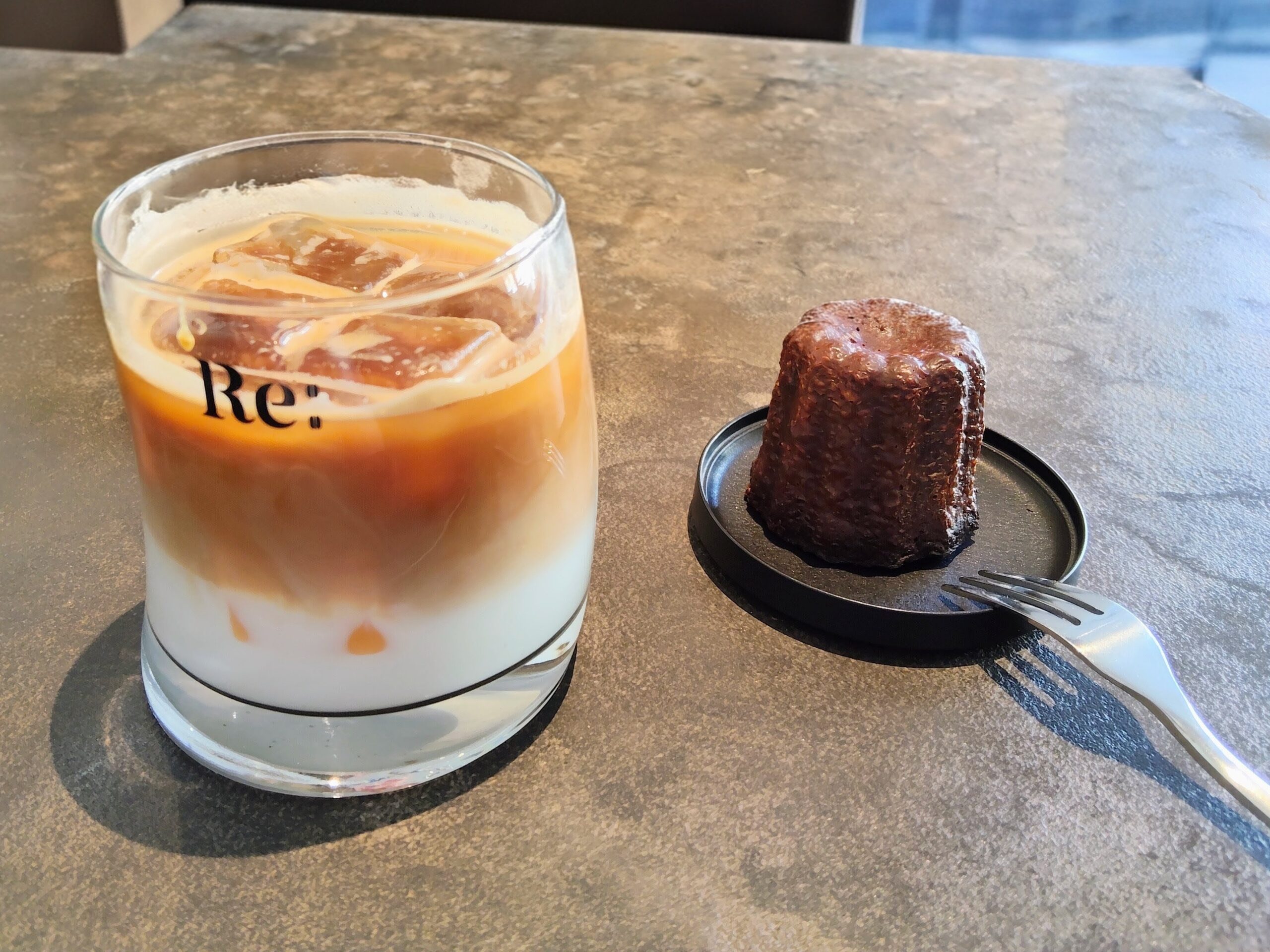 アイスカフェラテ＆カヌレ