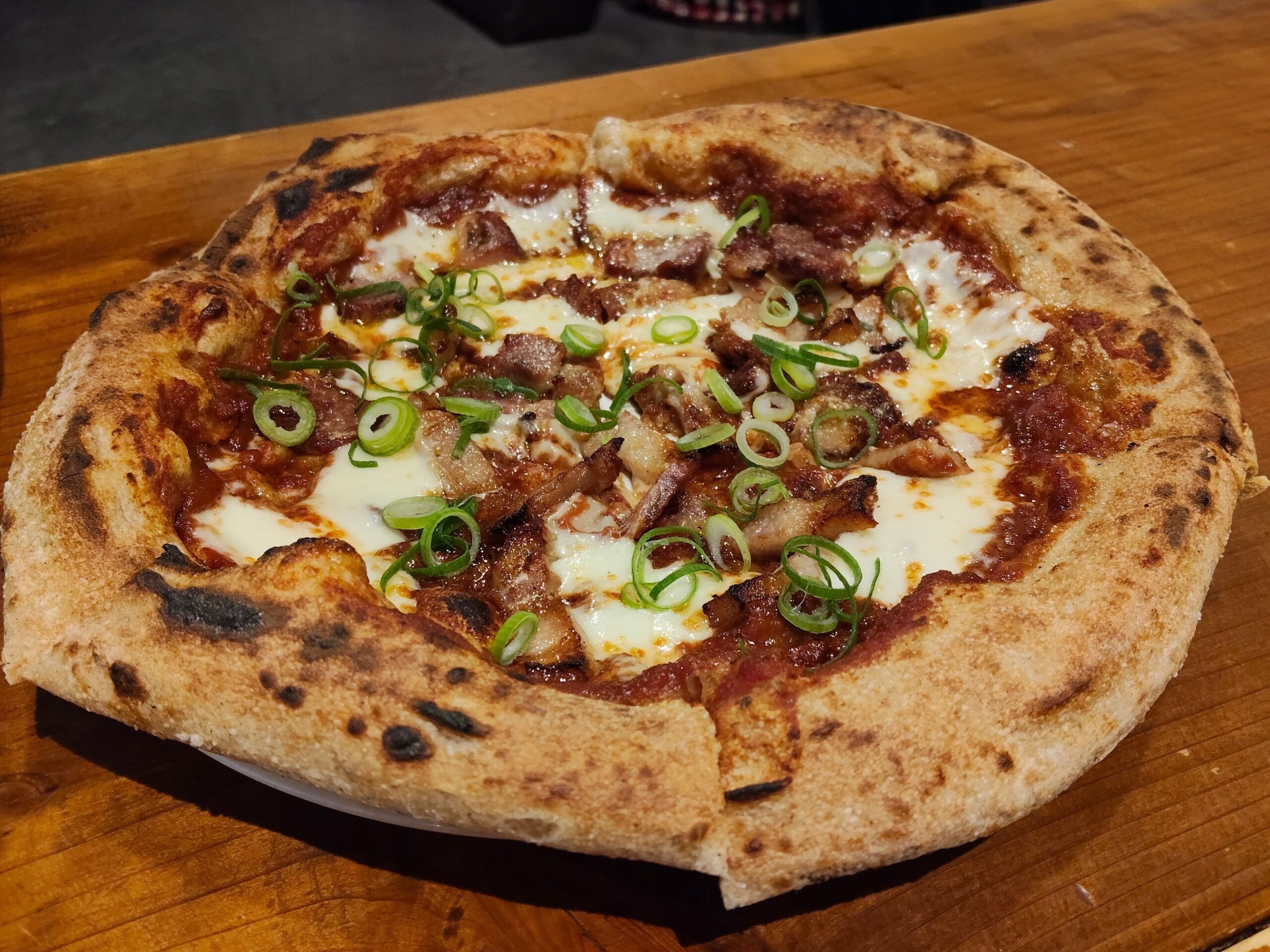 八丁味噌と自家製燻製ベーコンピッツァ